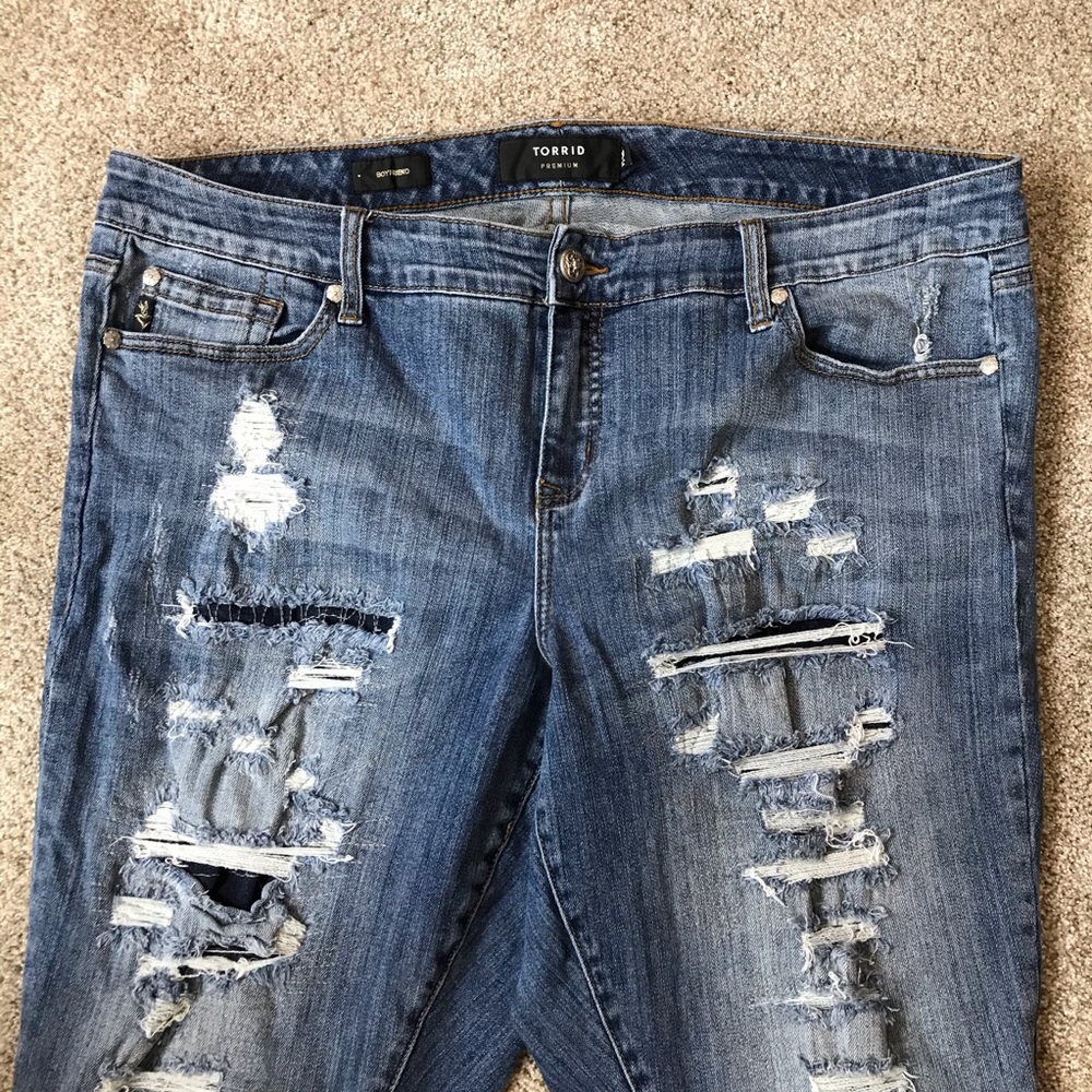 TORRID Premium DISTRESSED Boyfriend SKINNY JEANS - Picture 2 of 8